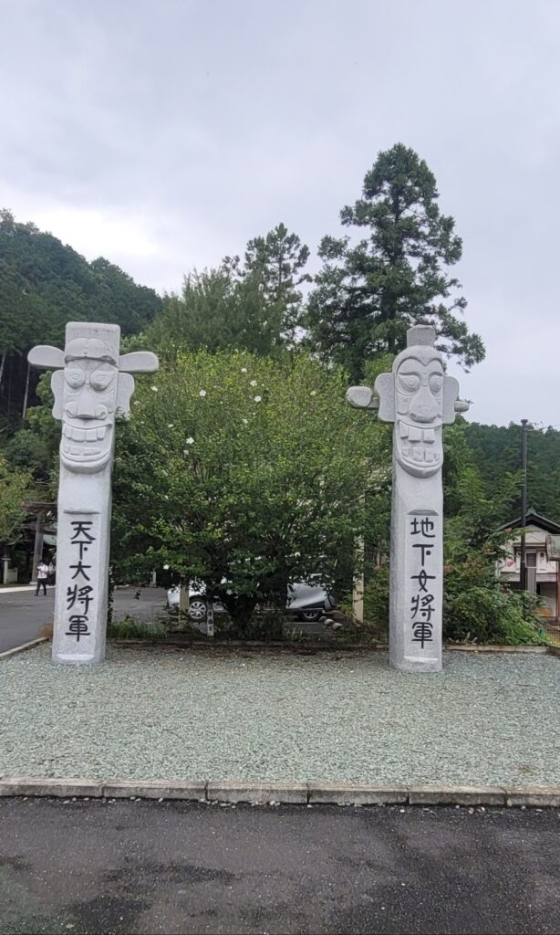 高麗神社の入口に立つ「天下大将軍」と「地下女将軍」